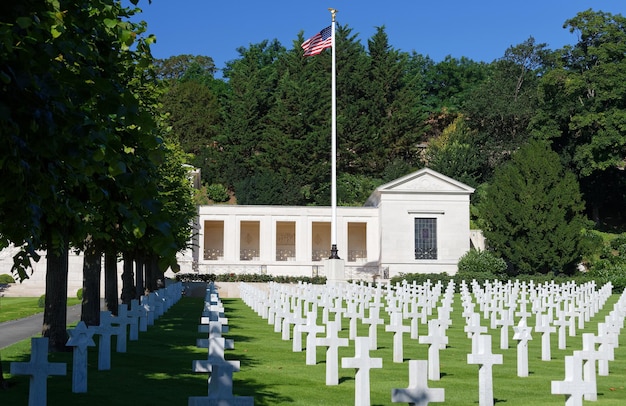 O Cemitério Americano de Suresnes, localizado nos arredores de Paris, homenageia os membros do serviço americano