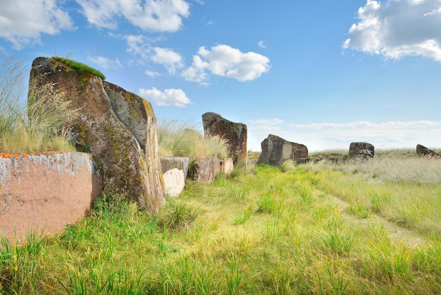 O cemitério das estelas de pedra vermelha do século V a.C. sob um céu azul Sibéria Rússia