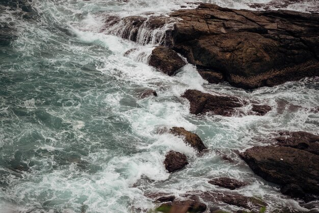 O cenário da onda na baía rochosa