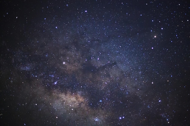 O centro da Via Láctea com estrelas e poeira espacial no universo