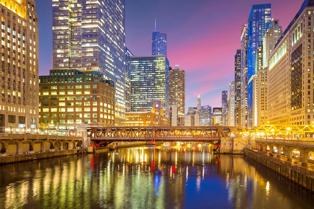 O centro de Chicago e o rio de Chicago à noite.