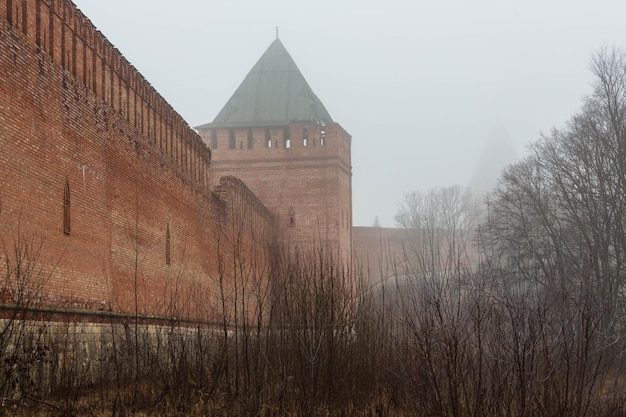 O centro histórico da cidade de Smolensk, Rússia. Velho muro do castelo do Kremlin em Smolensk no inverno. Borrão