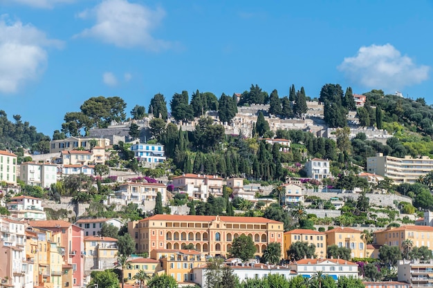 O centro histórico de Menton com a bela basílica e as casas coloridas