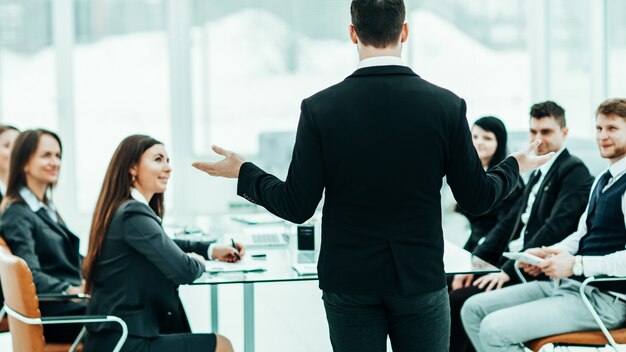 O ceo fala na equipe de negócios do workshop em um escritório moderno. a foto tem um espaço vazio para o seu texto.