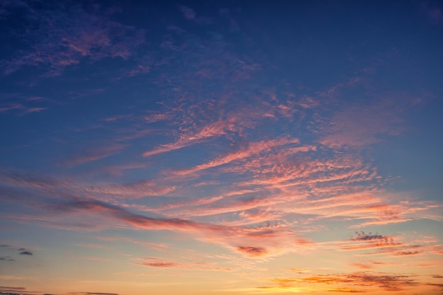 O céu antes do amanhecer nuvens laranja no fundo do céu azul