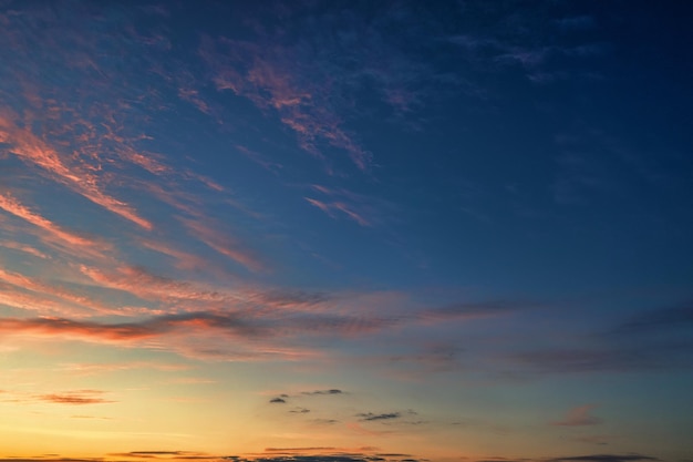 O céu antes do amanhecer nuvens laranja no fundo do céu azul