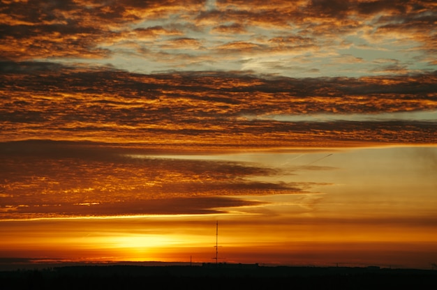 O céu ao nascer do sol. Estruturas de silhuetas.