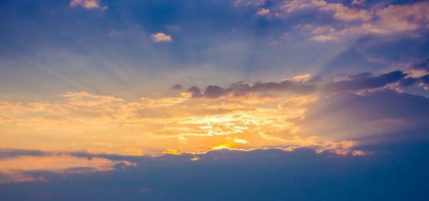 O céu ao pôr do sol, as nuvens sob os raios do sol