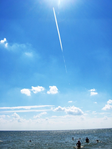 O céu azul brilhante e o sol