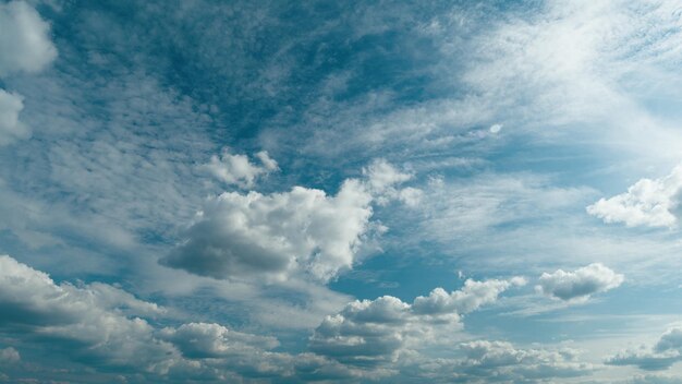 Foto o céu azul colorido do nascer ou do pôr-do-sol com nuvens pastel movendo-se na direção oposta cinemógrafos