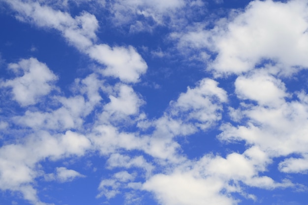 O céu azul com nuvens brancas