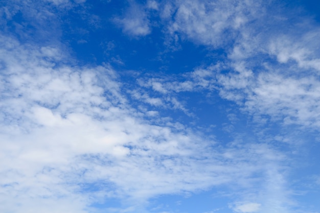 O céu azul com nuvens