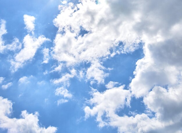 Foto o céu azul é com nuvens