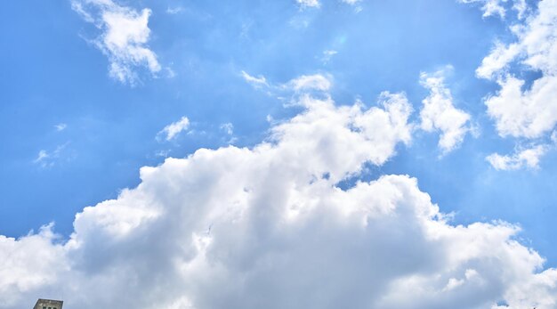 Foto o céu azul é com nuvens