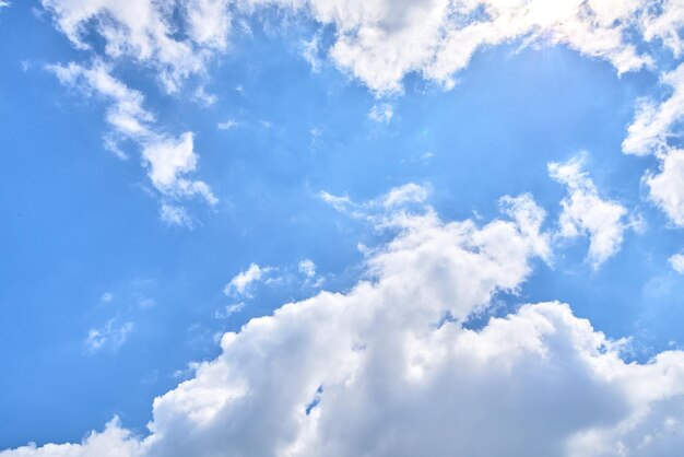 Foto o céu azul é com nuvens