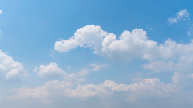 O céu azul e nuvens brancas