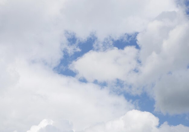 O céu azul e nuvens, dia de verão