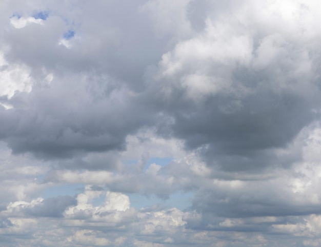 O céu azul e nuvens