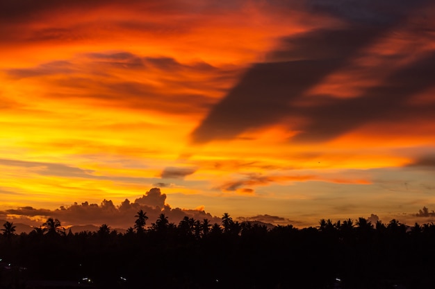 Foto o céu bonito do por do sol com as nuvens coloridas no verão.