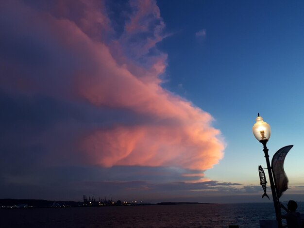 O céu colorido de Tamsui Fisherman's Wharf 16 de julho de 2017 Taiwan