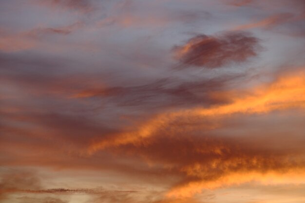 O céu colorido quando o sol está caindo antes da noite.