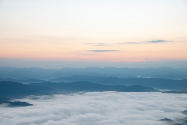 O céu da névoa da montanha nubla-se a paisagem na manhã em Tailândia.