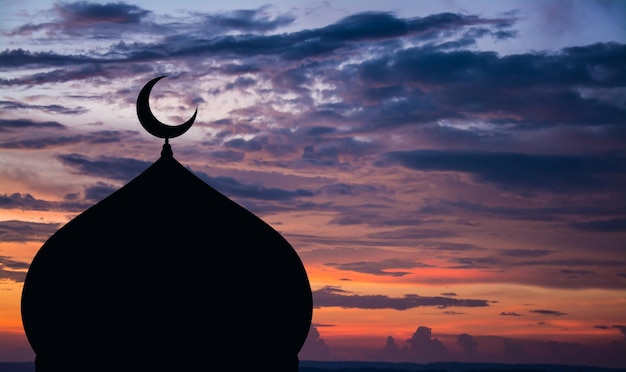 O céu da silhueta da cúpula da mesquita no tempo do crepúsculo