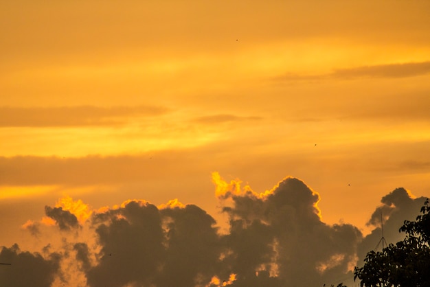 O céu depois de uma tempestade de verão. Cúmulos de laranja. Pôr do sol. Céu do trovão