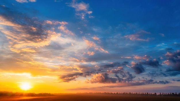 O céu do amanhecer sobre a aldeia uma maravilhosa paisagem matinal