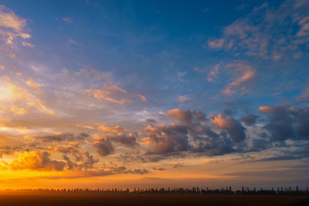 O céu do amanhecer sobre a aldeia Uma maravilhosa paisagem matinal