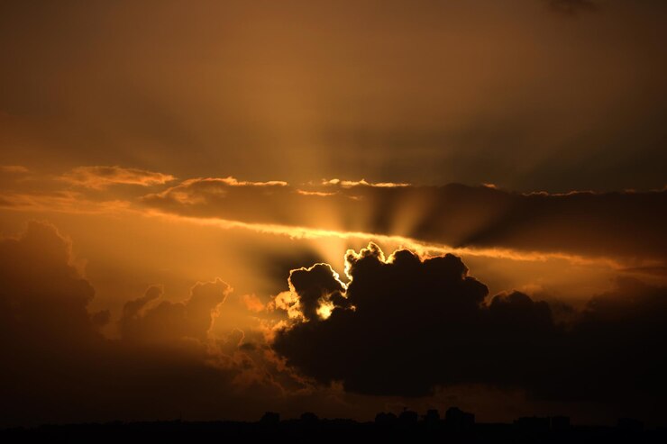 Foto o céu dourado ao pôr-do-sol