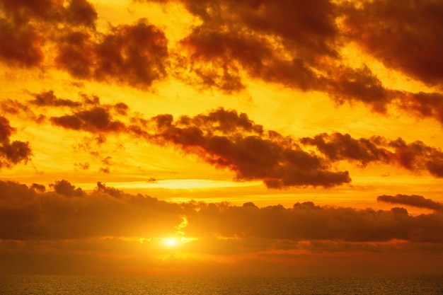 O céu dourado do pôr do sol sobre o mar