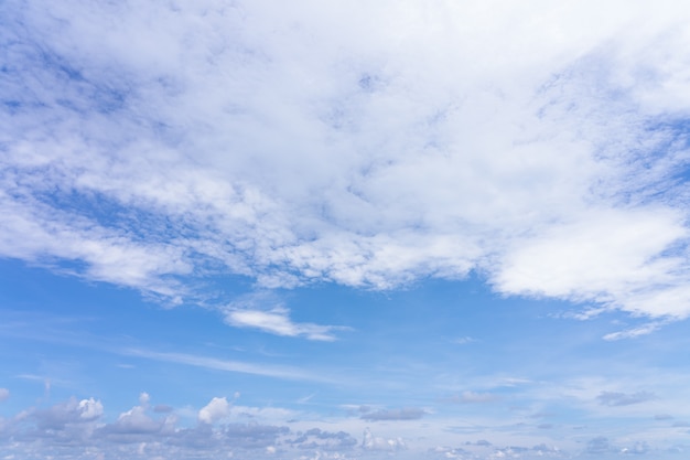 O céu é azul brilhante. Há nuvens flutuando. Sinta-se relaxar ao olhar.