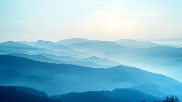 O céu é azul e as montanhas estão cobertas de árvores.