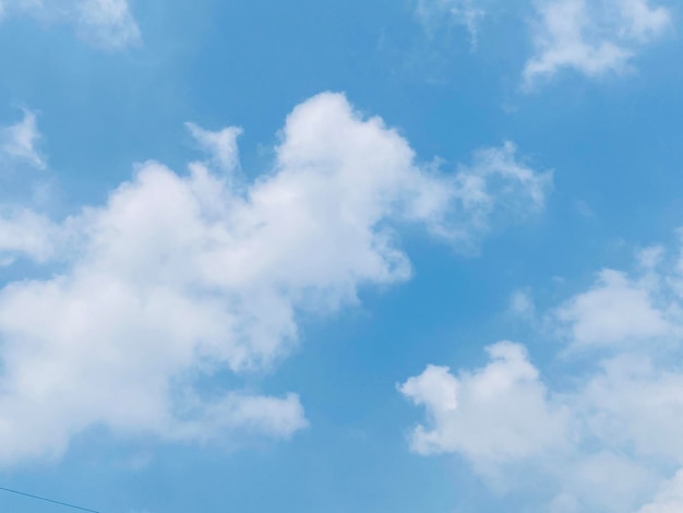 O céu e o cenário de nuvens fofas pela manhã são incrivelmente calmantes para começar o céu diurno e o wh fofo