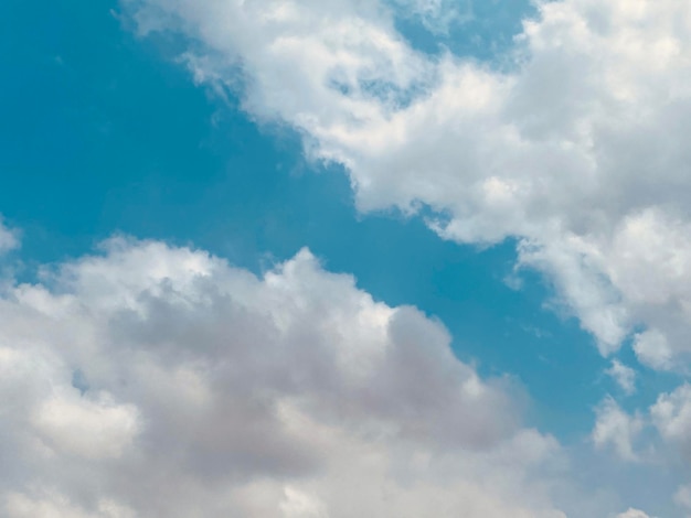 O céu e o cenário de nuvens fofas pela manhã são incrivelmente calmantes para começar o céu diurno e o wh fofo