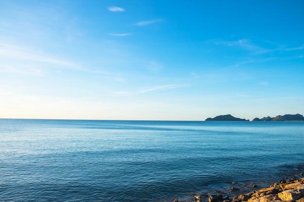 O céu e o mar no verão