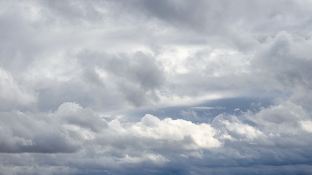 O céu escuro está coberto por nuvens cinza sólidas