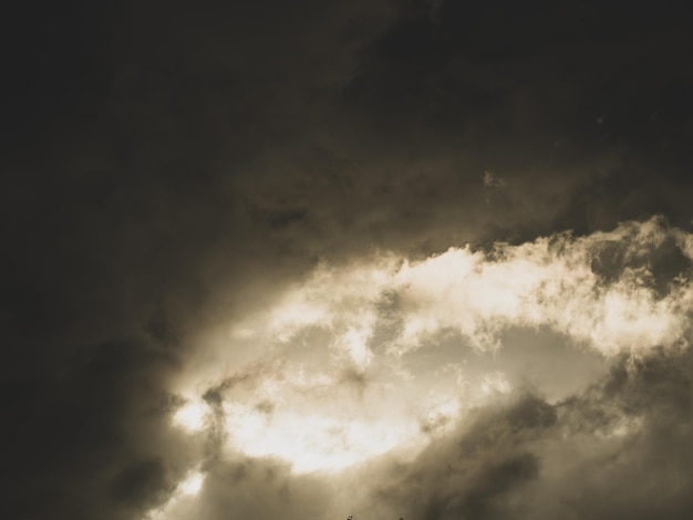 O céu está cheio de nuvens escuras com mau tempo antes de uma tempestade