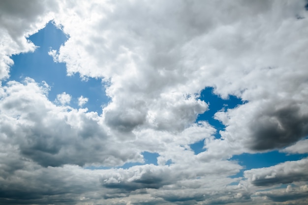 O céu está coberto de nuvens antes de uma tempestade