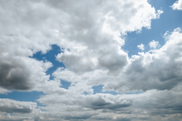 O céu está coberto de nuvens antes de uma tempestade