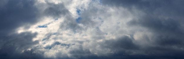 O céu está coberto de nuvens espessas através das quais a luz do sol mal penetra