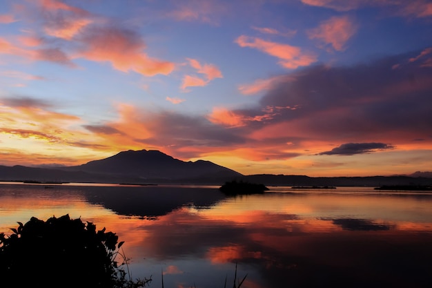 O céu está laranja brilhante vista do pôr do sol em rawa pening