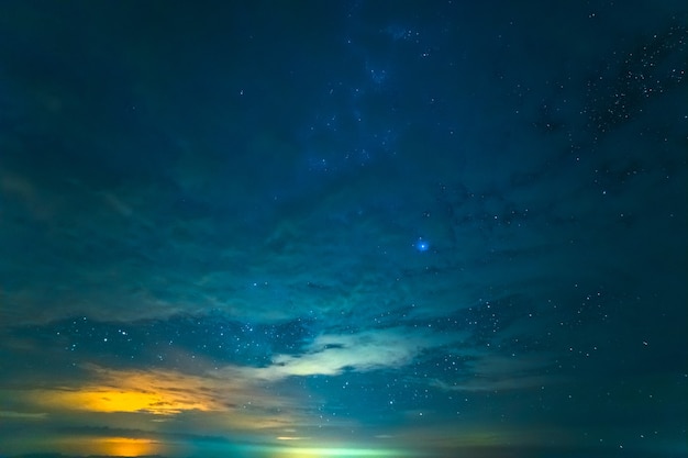 O céu estrelado com um esplendor. noite noite