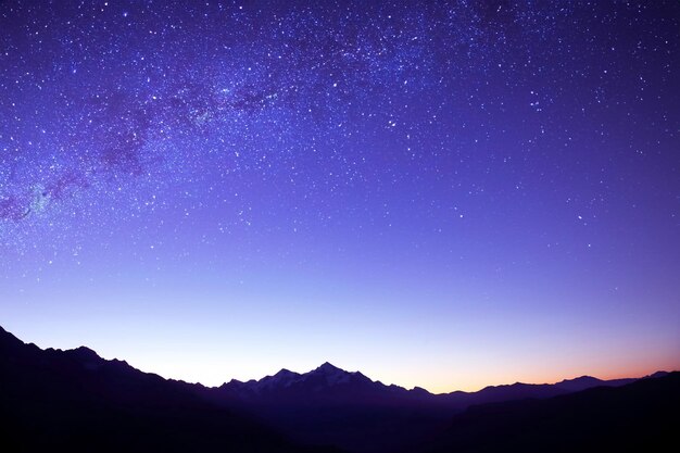 O céu estrelado nas montanhas antes do amanhecer astronomia e observação planetária