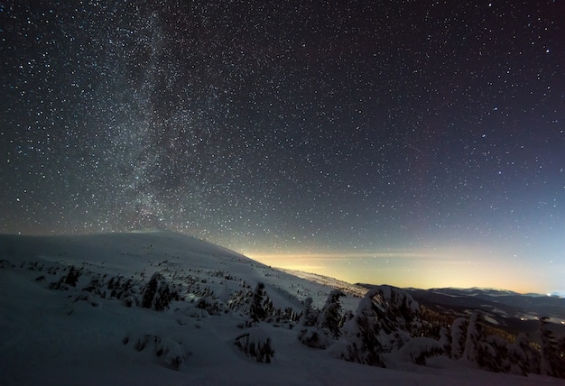 O céu mágico estrelado com neblina rosa