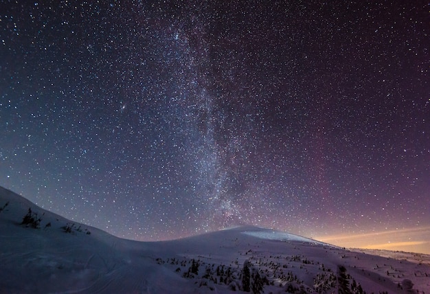 O céu mágico estrelado com neblina rosa