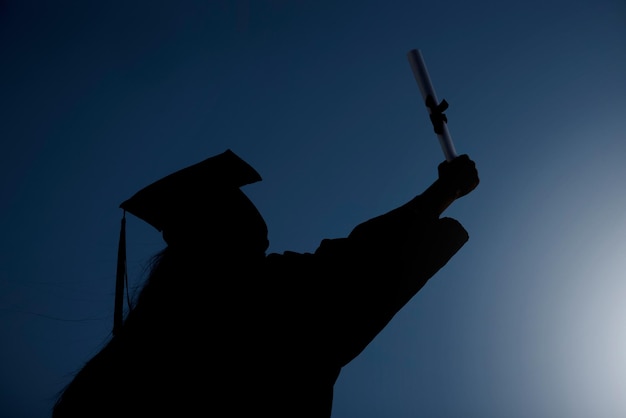 O céu não é o limite é apenas o começo Foto da silhueta de um estudante comemorando no dia da formatura