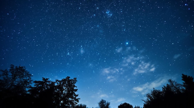 O céu noturno com estrelas e nuvens