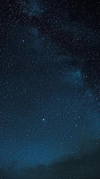 O céu noturno está cheio de estrelas e nuvens.